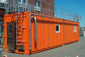 Laborcontainer-Anlage / Containerstirnseite mit Kühlraumtür und Dachaufstieg - h+s container GmbH