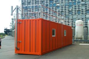 Laborcontainer-Anlage / Containerückansicht mit Rohrleitungssystem - h+s container GmbH