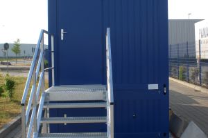 20' Waagecontainer / Containerstirnseite mit Zugangstreppe - h+s container GmbH