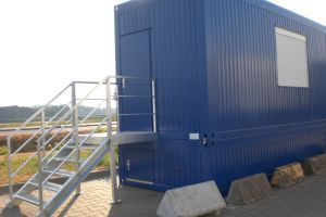20' Waagecontainer / Containerstirnseite mit Zugangstreppe - h+s container GmbH