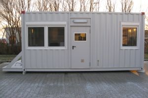 20' Werkstattcontainer / Seitenansicht mit Personentür, Fenstern und Außenbeleuchtung - h+s container GmbH