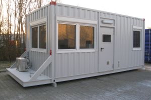 20' Werkstattcontainer / Außenansicht mit Personentür, Fenstern und Außenbeleuchtung - h+s container GmbH