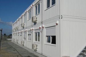 Aufenthaltscontainer 20er-Anlage / Containeranlage mit Außentreppe - Außenansicht - h+s container GmbH