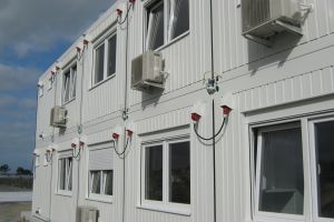 Aufenthaltscontainer 20er-Anlage / Containeranlage mit Außentreppe - Fenster und Klimasplitgeräte - h+s container GmbH