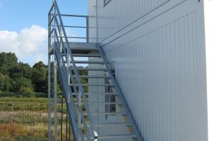 Aufenthaltscontainer 20er-Anlage / Containeranlage mit Außentreppe - Außentreppe mit Podest und Geländer - h+s container GmbH