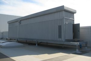 Containeranlge - Energiespeichercontainer mir Attika und Deckenkran / Außenansicht - h+s container GmbH