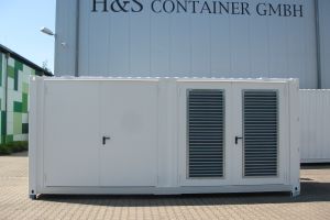 20' High-Cube Energiespeichercontainer / Seitenansicht mit Personal-Doppelflügeltür und Wetterschutzgitter - h+s container GmbH