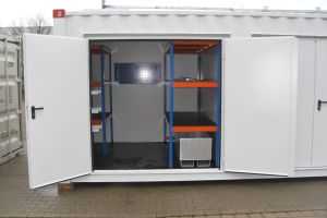 30' High-Cube Technikcontainer / Innenansicht - Regal - h+s container GmbH